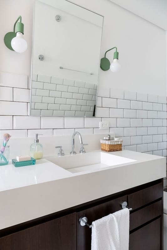 banheiro com meia parede de azulejo metro com rejunte preto