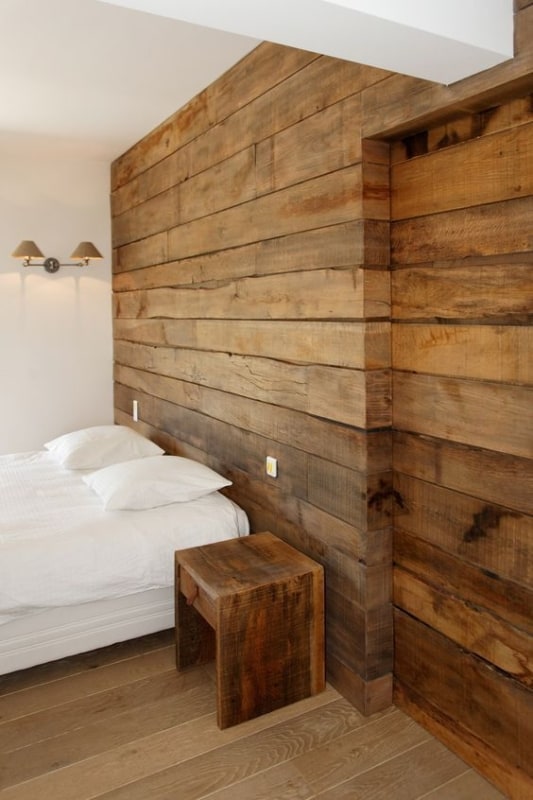 quarto com parede de madeira rustica
