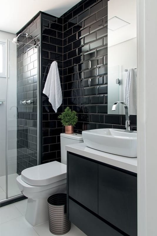 banheiro moderno com parede de azulejo de metro preto