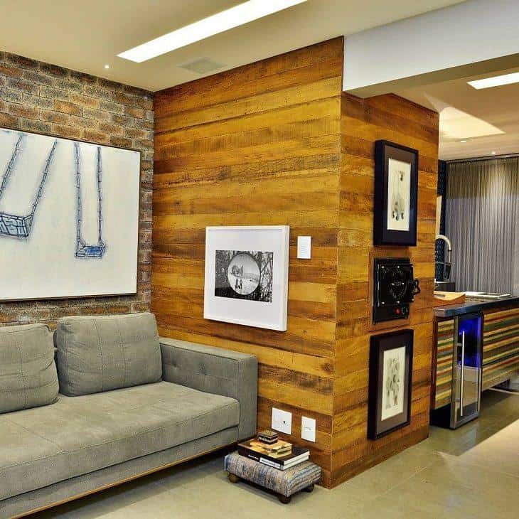 sala com parede de madeira