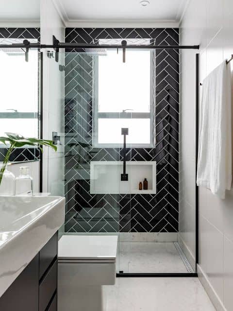 banheiro com azulejo metro preto de paginacao espinha de peixe