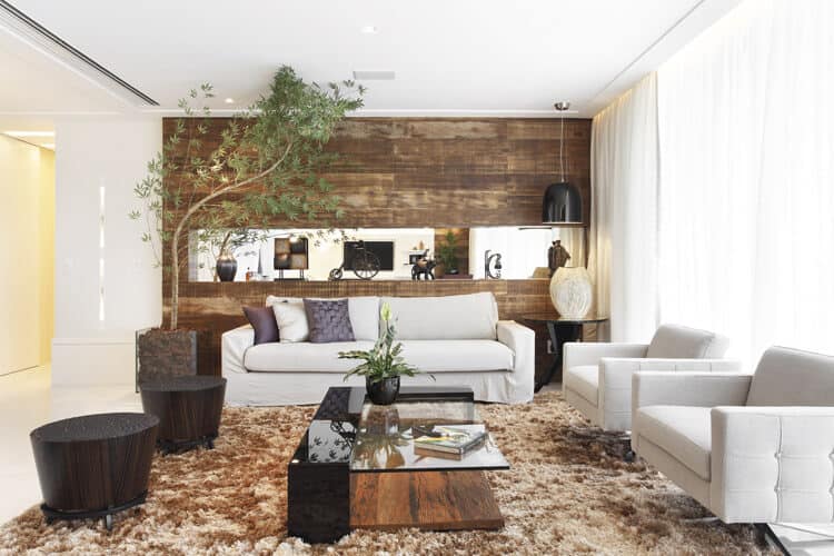 sala de estar com parede rustica em madeira