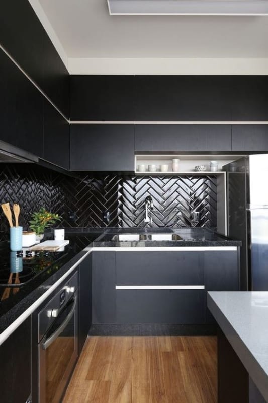 cozinha moderna com azulejo metro preto estilo espinha de peixe
