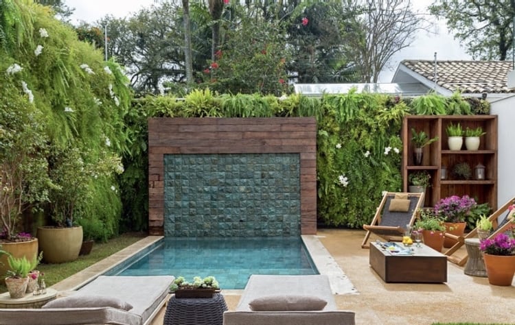 Area de lazer com piscina simples e pequena com belo jardim vertical