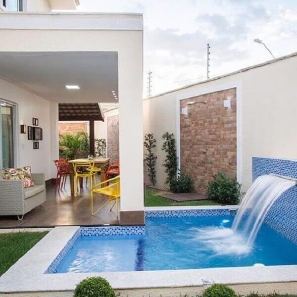 Area de lazer com piscina simples e pequena com cascata