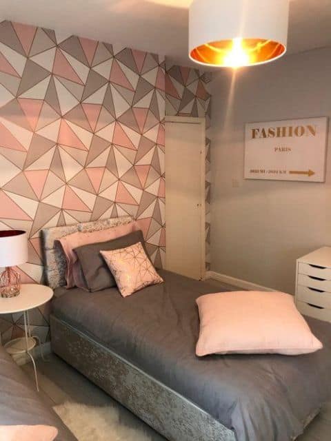 Modelo de quarto com papel de parede e decoracao em tons de rosa e rose gold