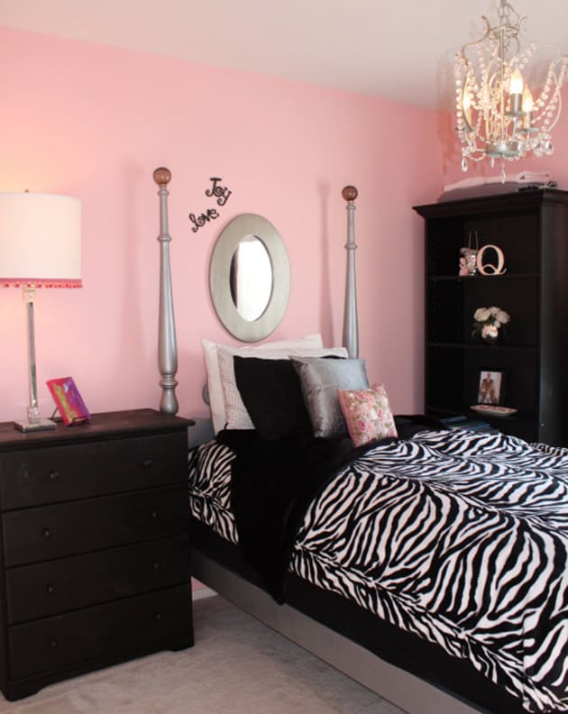 Modelo de quarto com tom de rosa claro e moveis e utensilios na cor preta