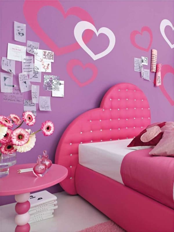Quarto rosa e lilas com papel de parede em um mix incrivel de cores