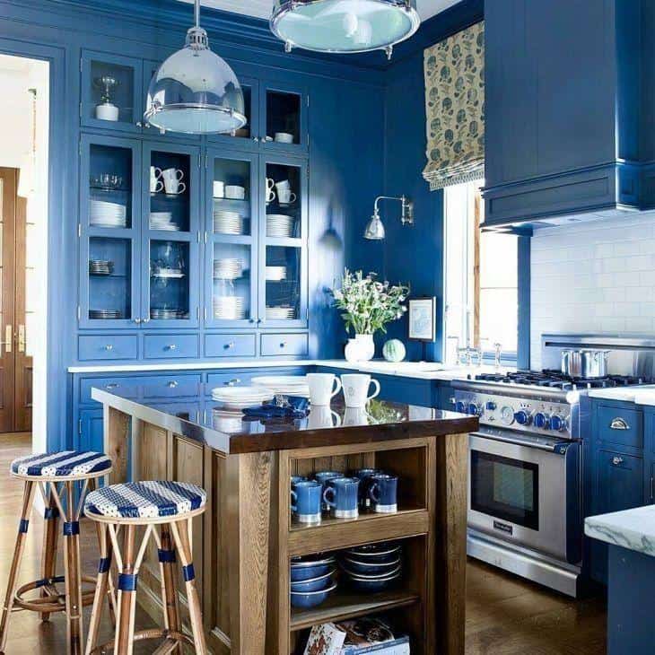 Tons de azul empregues na reforma da cozinha