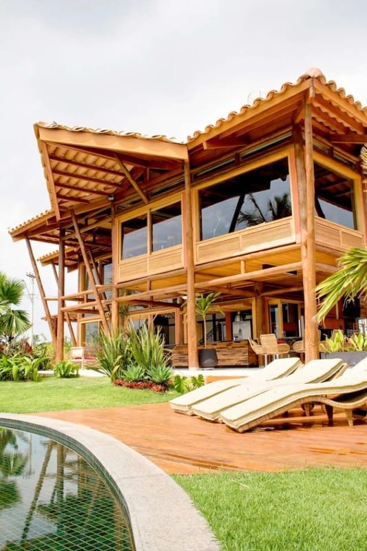 casa de madeira moderna com telhado aparente