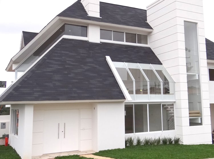 casa moderna com telhado aparente de telhas shingle