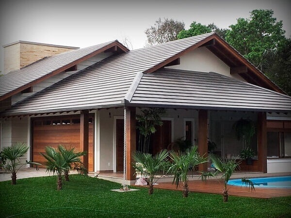 casa com telhado moderno de telhas shingle