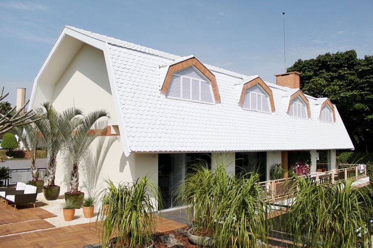 casa com telhado moderno branco