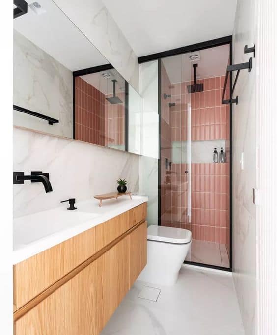 banheiro pequeno com chuveiro de teto preto
