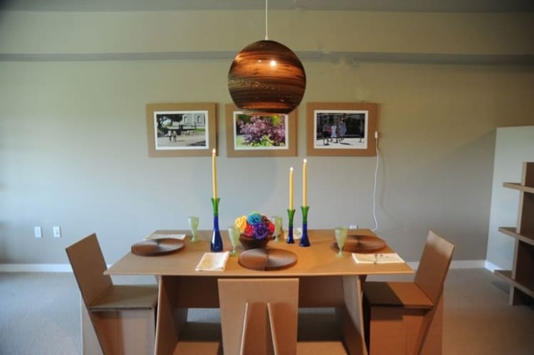 mesa de jantar e cadeiras de papelao na decoracao