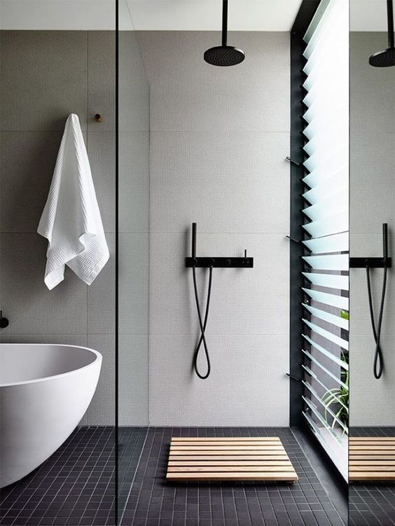 banheiro com chuveiro de teto redondo e preto
