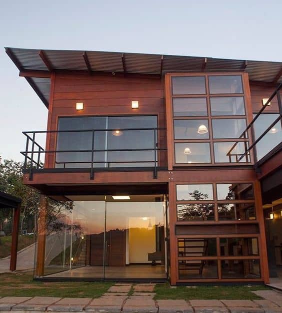 casa com telhado moderno de aluminio