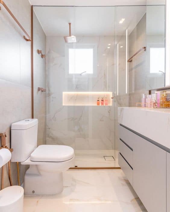 banheiro moderno com marmore e chuveiro de teto rose gold