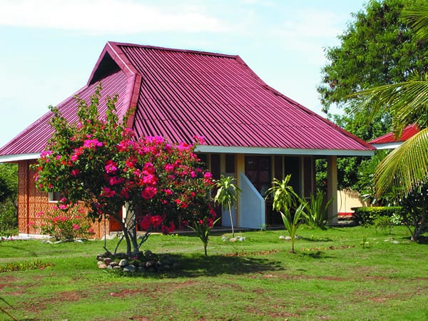 casa pequena com telhado moderno de telha reciclada