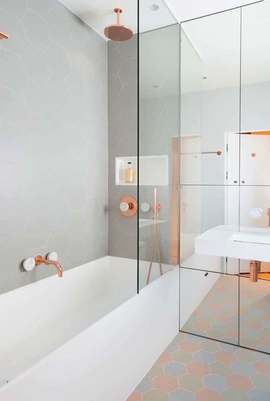 banheiro minimalista com chuveiro de teto rose gold