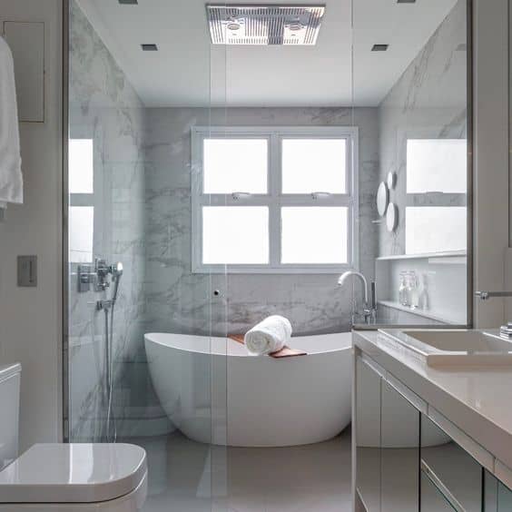 banheiro moderno com banheira e chuveiro embutido no teto