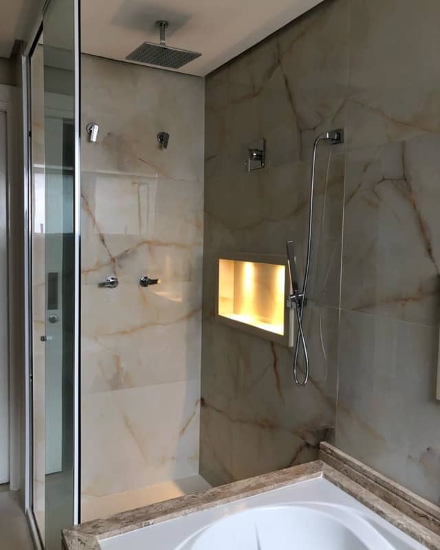 banheiro moderno com chuveiro quadrado no teto