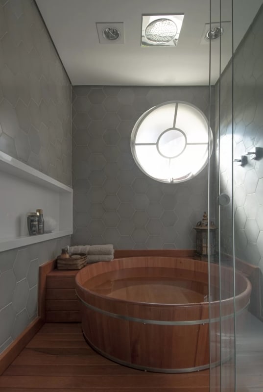banheiro com banheira de madeira e chuveiro embutido de teto