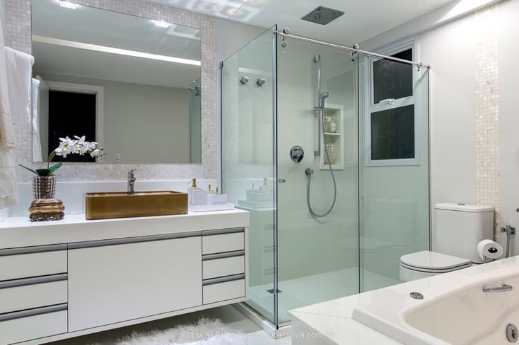banheiro moderno e clean com chuveiro de teto embutido