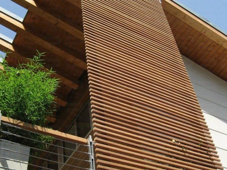 fachada ventilada com rispas de madeira