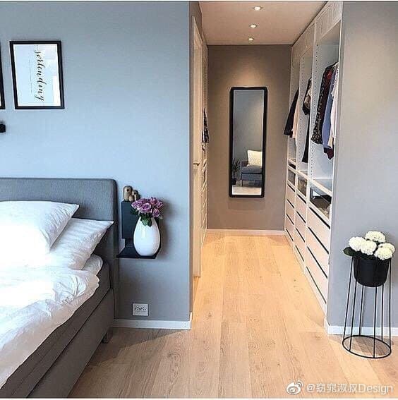 quarto de casal cinza com closet e banheiro