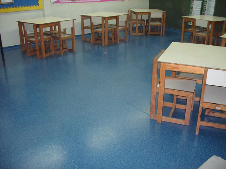 escola com piso colorido de PVC