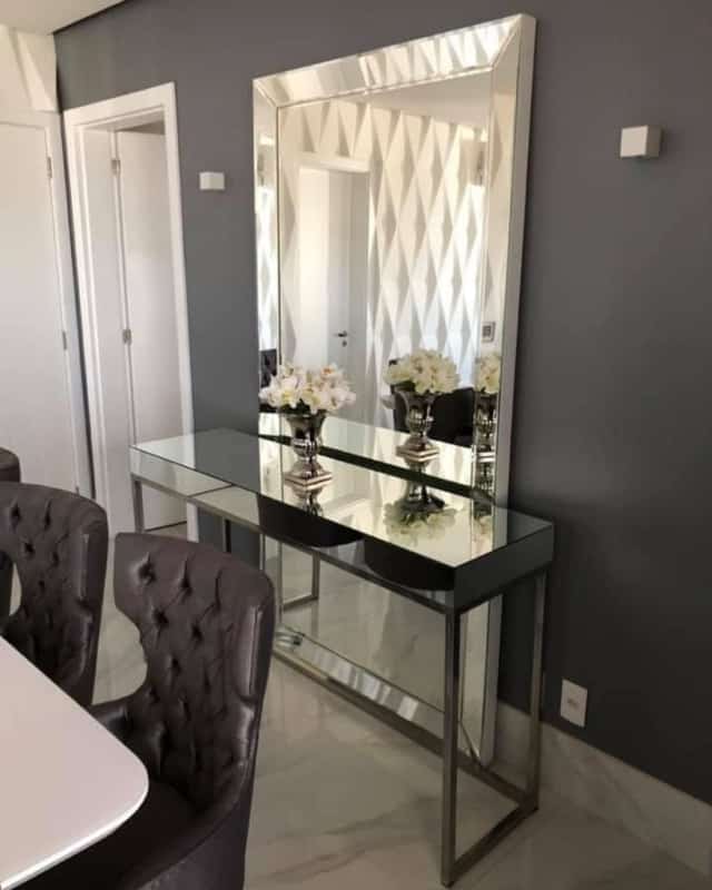 sala de jantar com aparador espelhado e espelho de chao