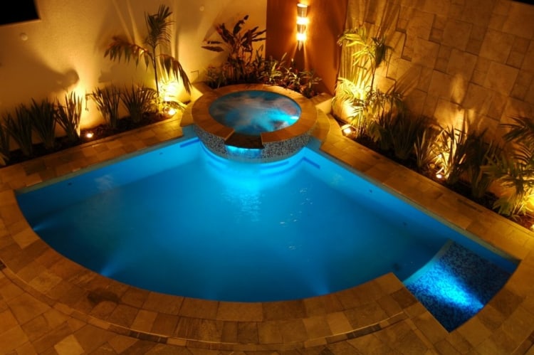piscina com iluminacao dentro