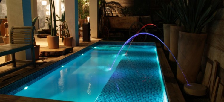 piscina com luzes internas