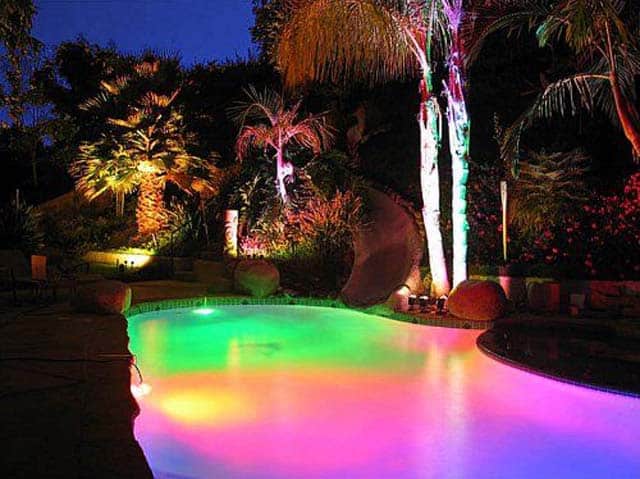 piscina com iluminacao colorida