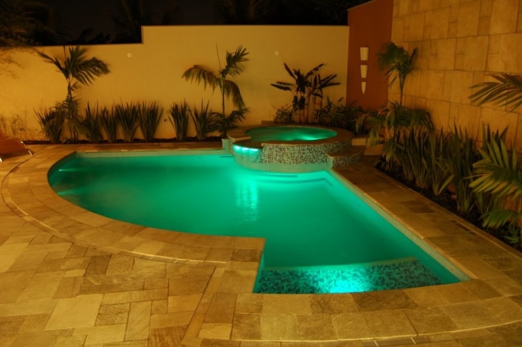 piscina com iluminacao verde