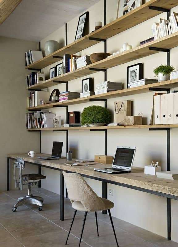 escritorio com e prateleiras estilo industrial