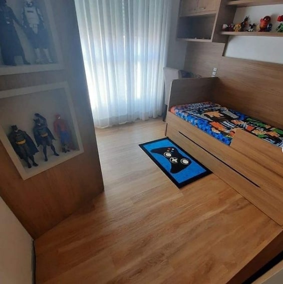 quarto de solteiro com piso de PVC que imita madeira