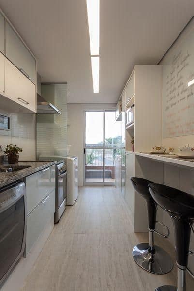 cozinha pequena com piso de PVC