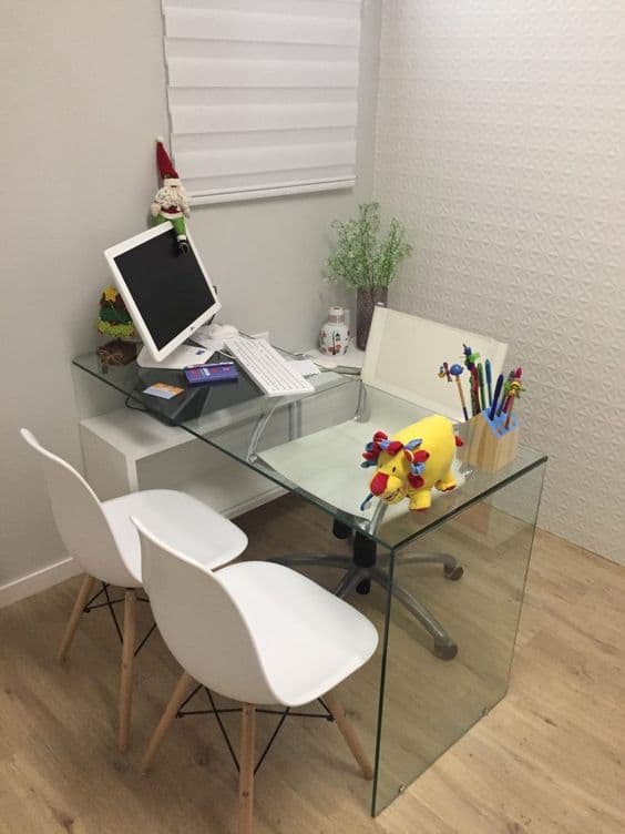 escritorio pequeno com mesa de vidro