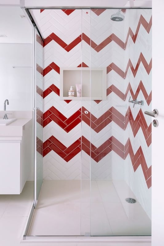 banheiro vermelho e branco com azulejo de metro
