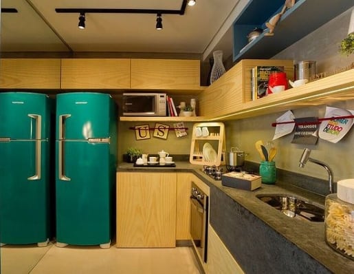 cozinha com geladeira adesivada em azul turquesa