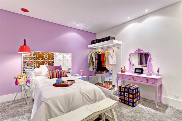 quarto feminino retro com parede lilas