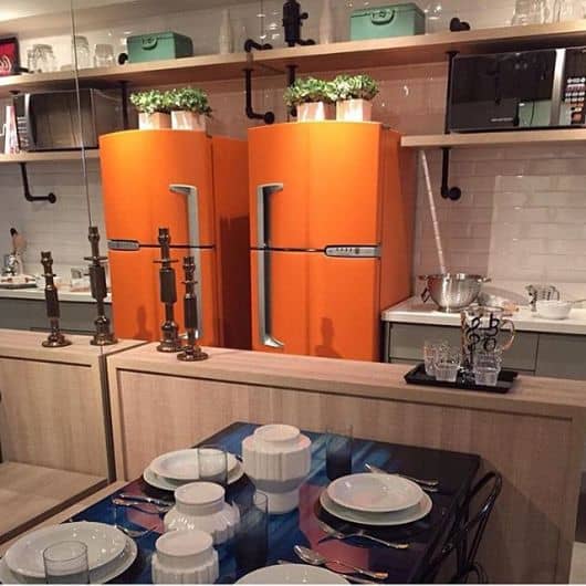 cozinha com geladeira adesivada em laranja