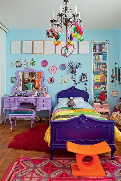 quarto feminino colorido e retro