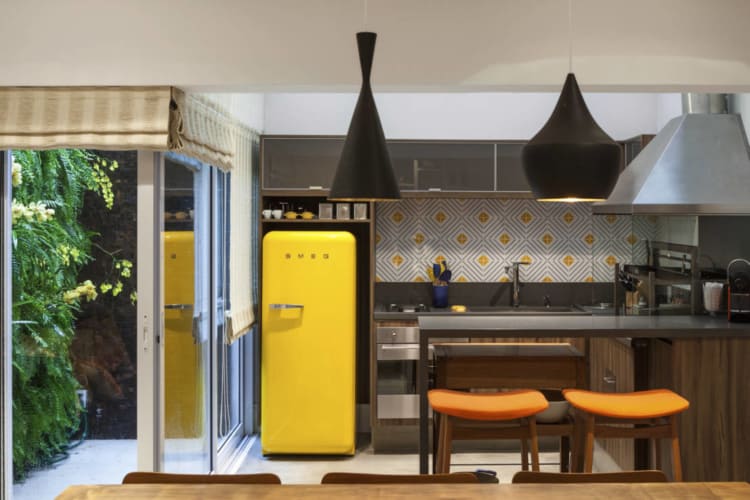 cozinha pequena e moderna com geladeira amarela