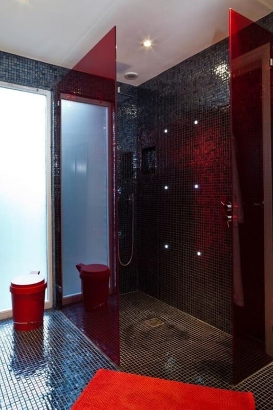 banheiro moderno em vermelho e preto