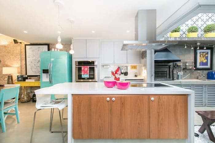 cozinha moderna com ilha e geladeira verde menta
