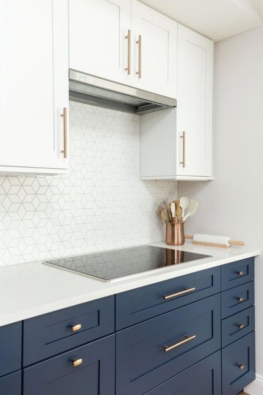 cozinha planejada com armarios em azul e branco