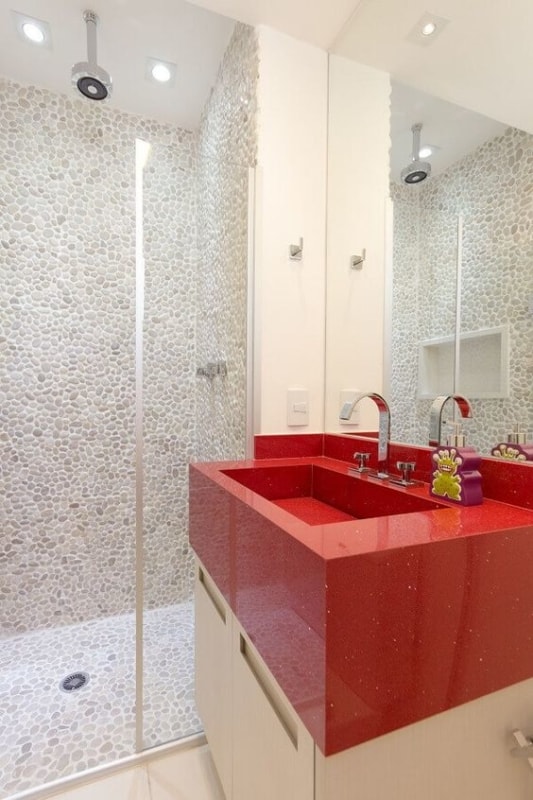 banheiro decorado em vermelho e bege